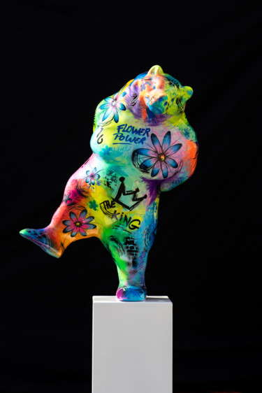 「L'ours Joyeux Hippi…」というタイトルの彫刻 Xavier Wttrwulgheによって, オリジナルのアートワーク, 樹脂