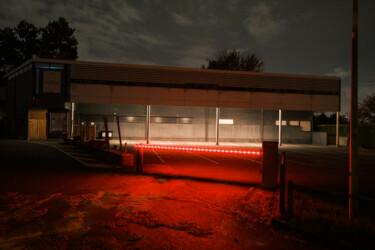 Photographie intitulée "La barrière rouge" par Xavier Cauchy, Œuvre d'art originale, Photographie numérique