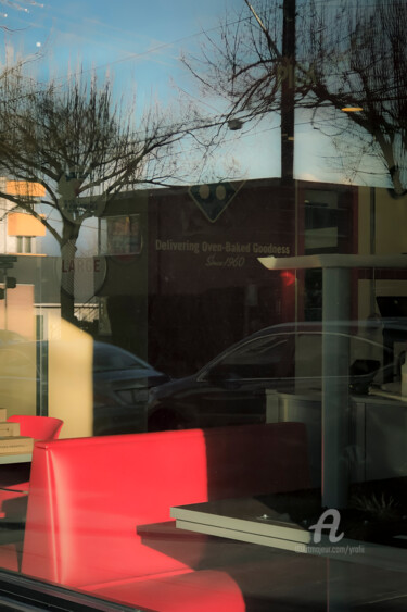 Fotografia zatytułowany „Red Chair” autorstwa Yasmine Rafii, Oryginalna praca, Fotografia cyfrowa