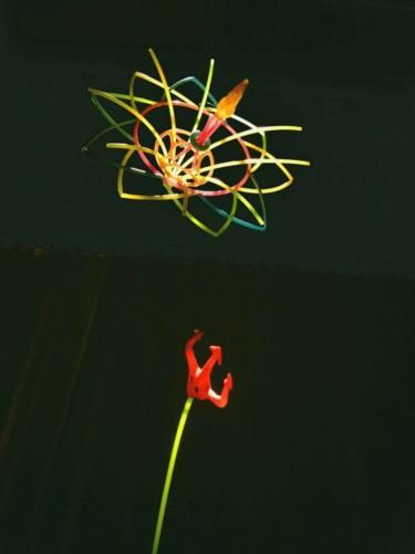 Скульптура под названием "Fleur récup en susp…" - Zampo, Подлинное произведение искусства