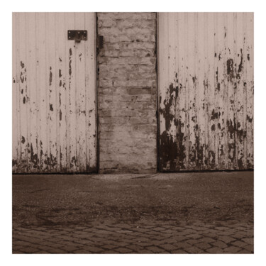 「Garage Doors」というタイトルの写真撮影 Zheka Khalétskyによって, オリジナルのアートワーク, 操作されていない写真