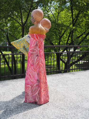 「Whispering women 2」というタイトルの彫刻 Zofia Kubickaによって, オリジナルのアートワーク, テラコッタ
