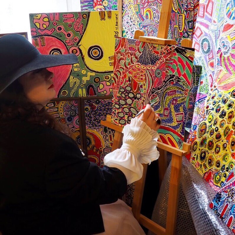 Nina Rassen - Ο καλλιτέχνης στην εργασία