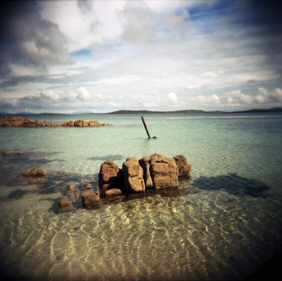 Fotografie getiteld "piquet sur la plage" door Agnès M, Origineel Kunstwerk