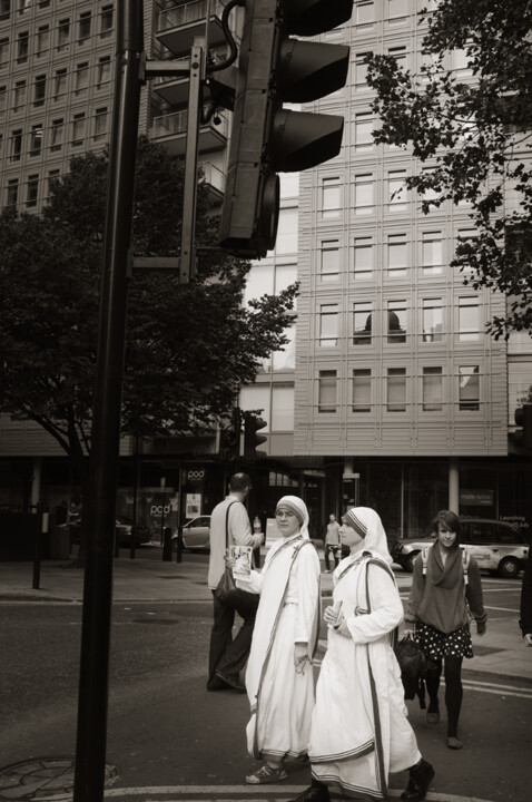 Photographie intitulée "les nonnes, noir&bl…" par Agnès M, Œuvre d'art originale