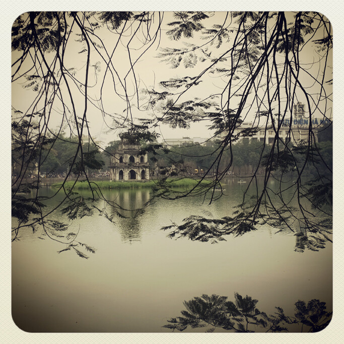 Fotografia intitolato "Hanoi-lac-Hoan-Kiem" da Agnès M, Opera d'arte originale, Fotografia digitale