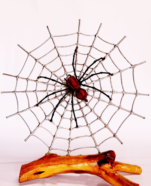 제목이 "Spider..."인 조형물 Ali Rıza Özkan (MetalSanatDunyası (metal art world))로, 원작, 금속 목재 패널에 장착됨
