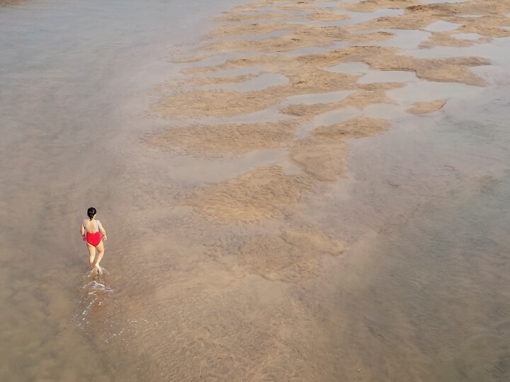 Fotografía titulada "La fille au maillot…" por Amélie Louys, Obra de arte original, Fotografía digital