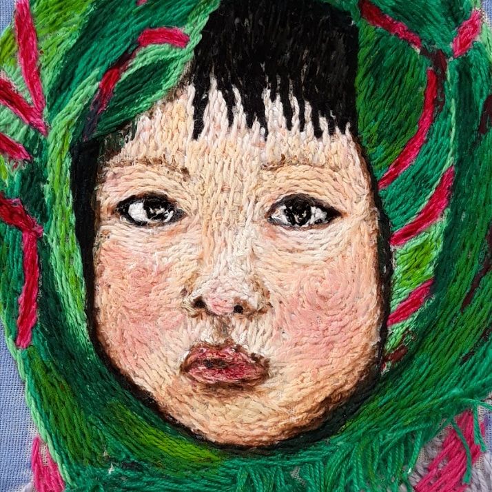 Textilkunst mit dem Titel "Pastorello tibetano…" von Anna Maglioccola, Original-Kunstwerk, Stickerei Auf Andere starre Platt…