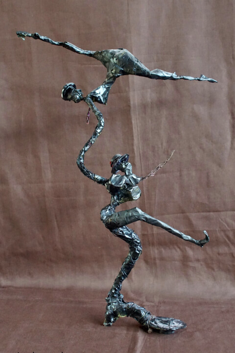 Скульптура под названием "Royal matriacart" - Arouna Guindo, Подлинное произведение искусства, проволочный