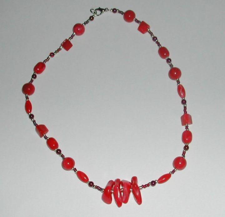 设计 标题为“red beaded necklace” 由Allisa Rundle, 原创艺术品