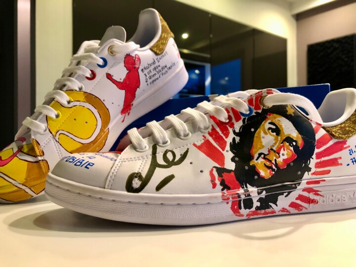 Art textile intitulée "Stan Smith pour Jen…" par Patrice Almodovar, Œuvre d'art originale, Acrylique