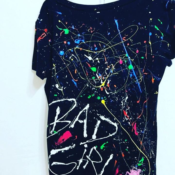 Textilkunst mit dem Titel "BAD GIRL 2" von Tess, Original-Kunstwerk, Acryl