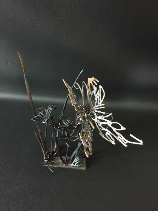 Sculpture titled "Papillon sur fleurs" by Sandrine Plumard, Original Artwork, Metals