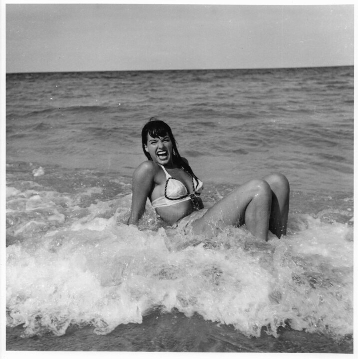 "Floride – 1955 #32" başlıklı Fotoğraf Betty Page - Bunny Yeager tarafından, Orijinal sanat, Fotoşopsuz fotoğraf