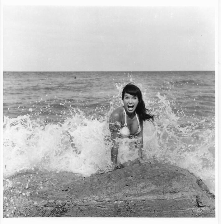 Photography titled "Floride – 1955 #24" by Betty Page - Bunny Yeager, Original Artwork, Non Manipulated Photography