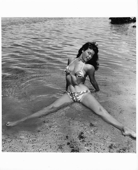 "Floride – 1955 #8" başlıklı Fotoğraf Betty Page - Bunny Yeager tarafından, Orijinal sanat, Fotoşopsuz fotoğraf