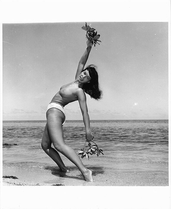 Фотография под названием "Floride – 1955 #5" - Betty Page - Bunny Yeager, Подлинное произведение искусства, Не манипулируема…