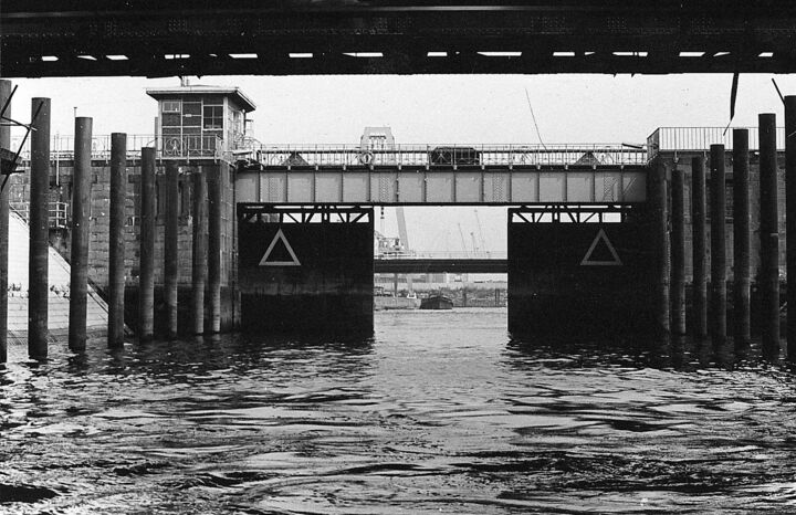 Fotografia intitolato "Hambourg, l'ouvertu…" da Camille R., Opera d'arte originale, fotografia a pellicola