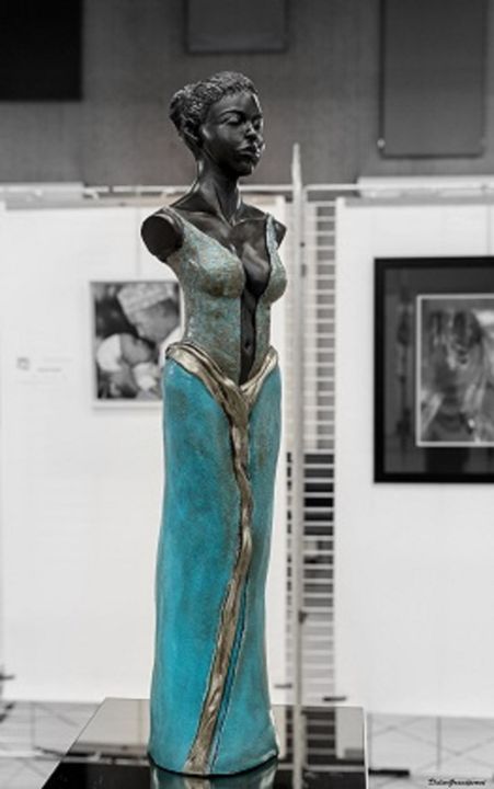 Skulptur mit dem Titel "" Kyria "" von Véronique Chevalier, Original-Kunstwerk, Gips