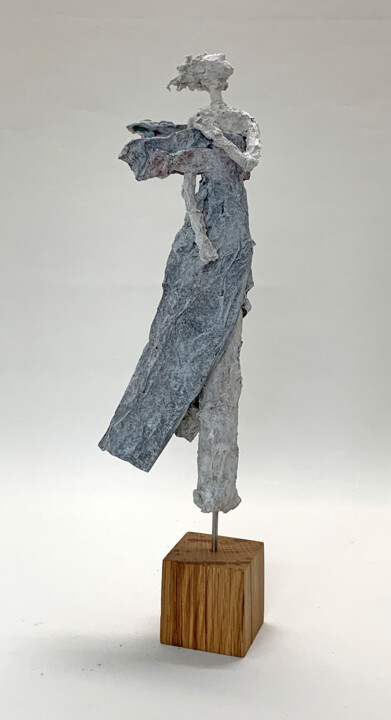 Escultura titulada "woman in the wind" por Claudia König (koenigsfigurine), Obra de arte original, Papel maché