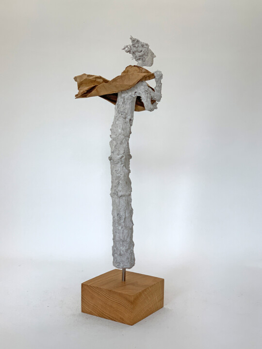 Escultura titulada "Setting off - Aufbr…" por Claudia König (koenigsfigurine), Obra de arte original, Papel maché