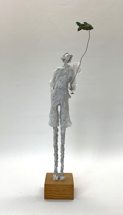 Escultura intitulada "Wish i were a fish" por Claudia König (koenigsfigurine), Obras de arte originais, Papel machê