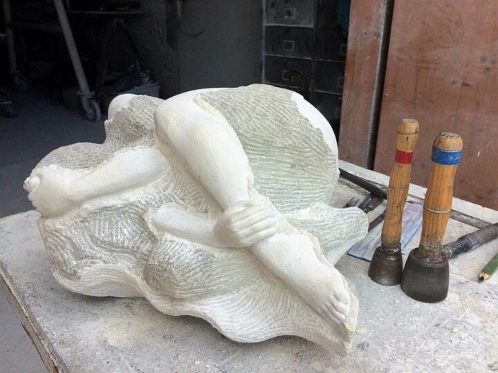 Escultura intitulada "Eclosion" por Coralie Quincey, Obras de arte originais, Pedra