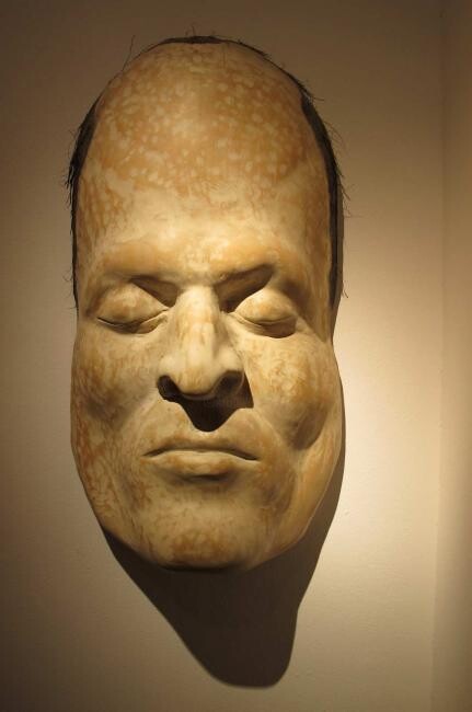 「Mask by Dan Reisner」というタイトルの彫刻 Dan Reisnerによって, オリジナルのアートワーク, ウッド