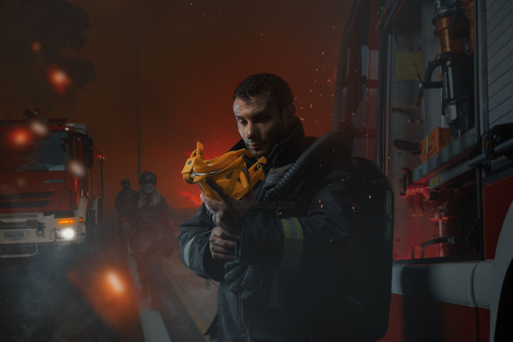 Photographie intitulée "Firefighter" par Daniil Ivanov, Œuvre d'art originale, Photographie manipulée