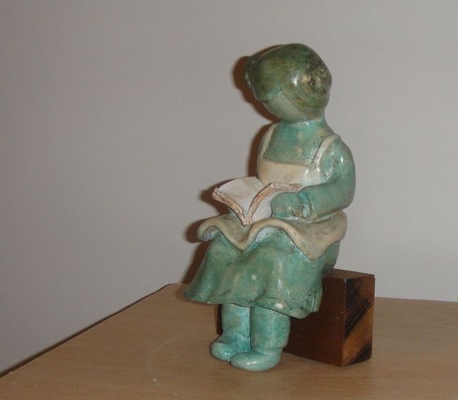 Sculpture titled "La petite lectrice…" by Danielle Benotto, Original Artwork