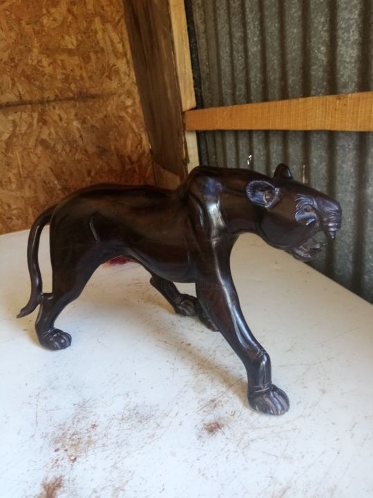 Sculptuur getiteld "Ebony cheetah" door Obed Omwange, Origineel Kunstwerk, Hout