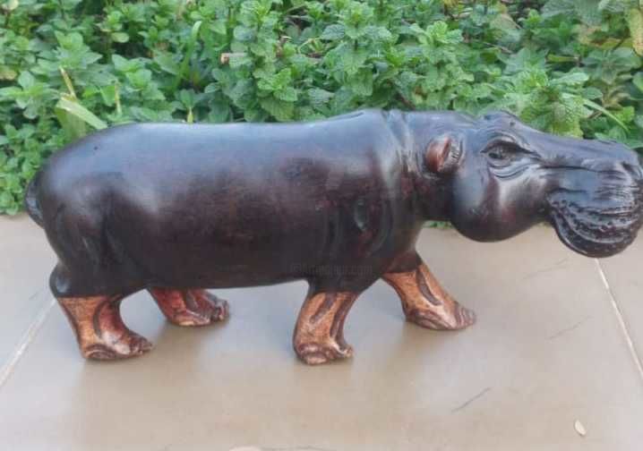 Sculptuur getiteld "Rosewood hippo" door Obed Omwange, Origineel Kunstwerk, Hout