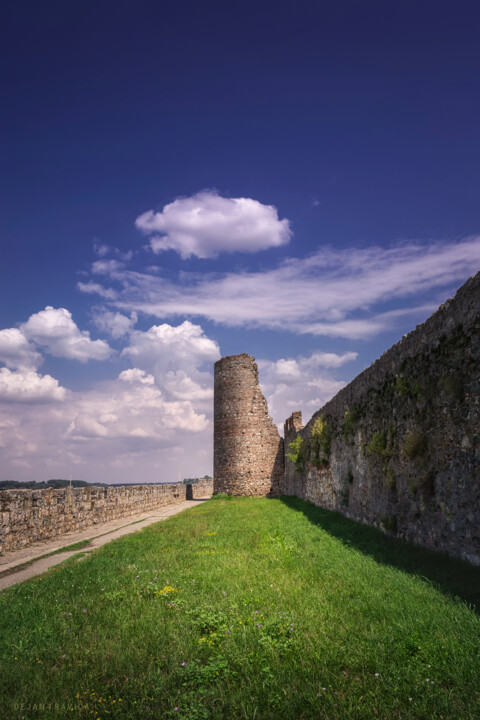 Fotografie getiteld "Tower and walls of…" door Dejan Travica, Origineel Kunstwerk, Digitale fotografie