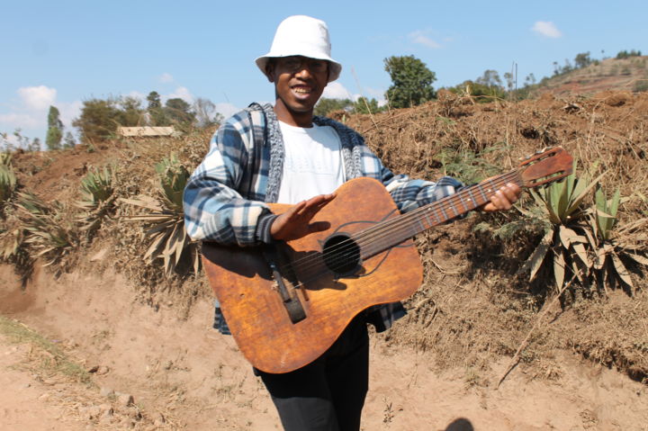 Photographie intitulée "guitariste malgache" par Didier Piron, Œuvre d'art originale