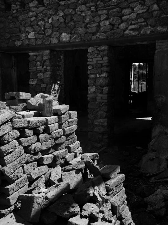 Photographie intitulée "Light in the ruins" par Dimitrios Paterakis, Œuvre d'art originale, Photographie numérique