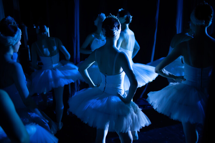 Fotografia intitolato "Ballerinas behind t…" da Dmitrii Kiselev, Opera d'arte originale, Fotografia digitale
