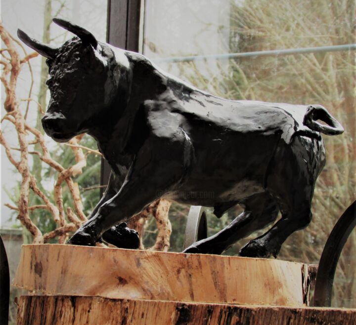 Sculpture titled "Toro" by Dominique Thonet, Original Artwork, Clay