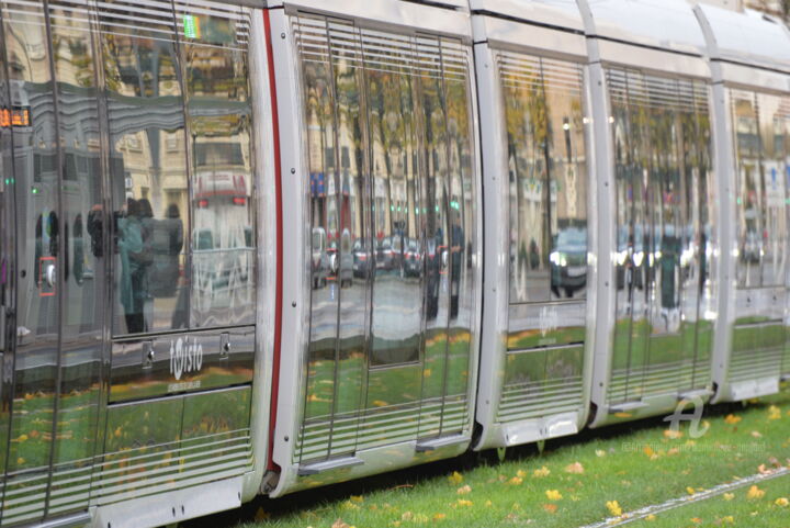 Photographie intitulée "7362 Tram de Caen" par Dominique Goujard, Œuvre d'art originale, Photographie numérique