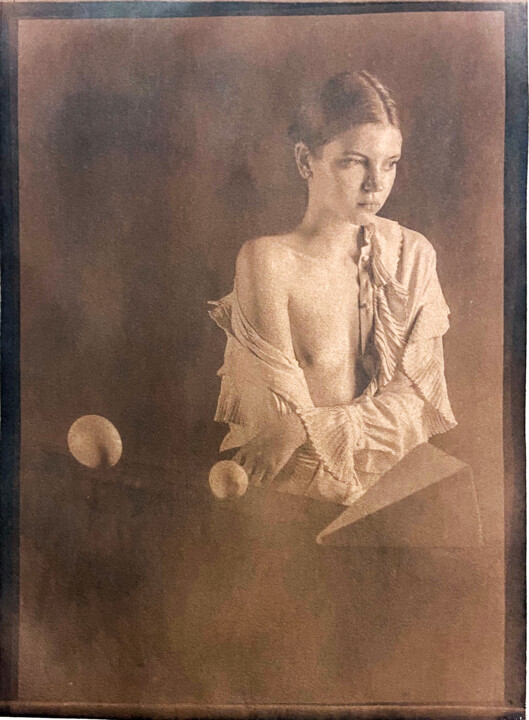 Photographie intitulée "Maria's Thoughts" par Ekaterina Kiryanova, Œuvre d'art originale, Tirage argentique Monté sur Carton