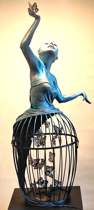 Skulptur mit dem Titel ""BUTTERFLY SOUL" MI…" von Elena Kraft, Original-Kunstwerk, Ton