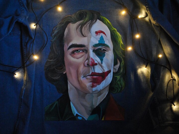 Art textile intitulée "Joker on the Jeans" par Elizaveta Koroleva, Œuvre d'art originale, Acrylique