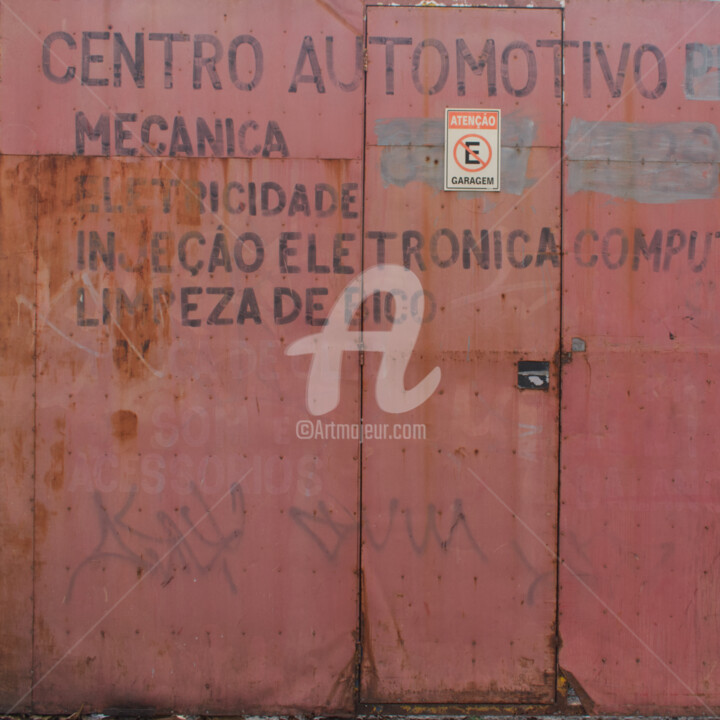 Photographie intitulée "Garage door to what…" par E. Vargas, Œuvre d'art originale, Photographie numérique