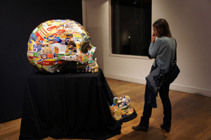 Скульптура под названием "Empty Packaging" - François Cambe, Подлинное произведение искусства, Папье-маше
