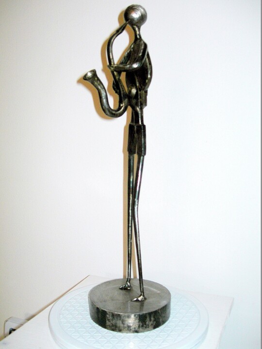 Escultura intitulada "women-in-jazz-saxop…" por Gerard Lami, Obras de arte originais, Metais