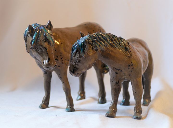 Sculptuur getiteld "Les petits chevaux…" door Isabelle Zwang, Origineel Kunstwerk, Keramiek