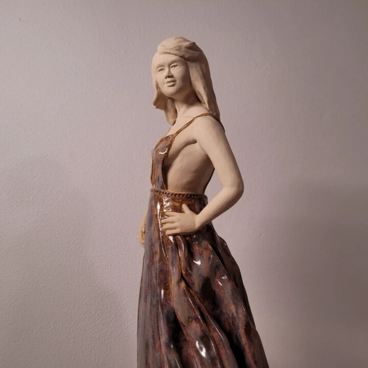 Escultura titulada "Woman in brown" por Jana Urešová, Obra de arte original, Arcilla