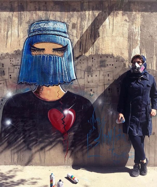 In Afghanistan la prima street artist donna schernisce i talebani