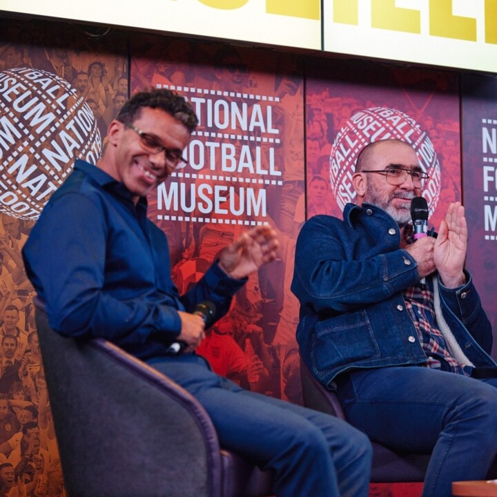 Eric Cantona, ancien joueur de Manchester United, inaugure une exposition d'art sur le sport