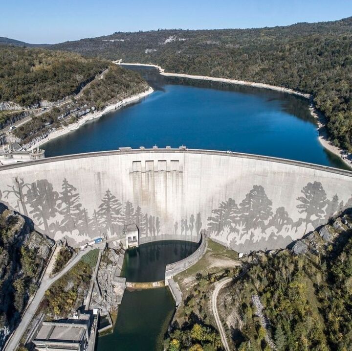 Monumental Street Art: Klaus Dauven crea affreschi sorprendenti e rispettosi dell'ambiente su una diga!